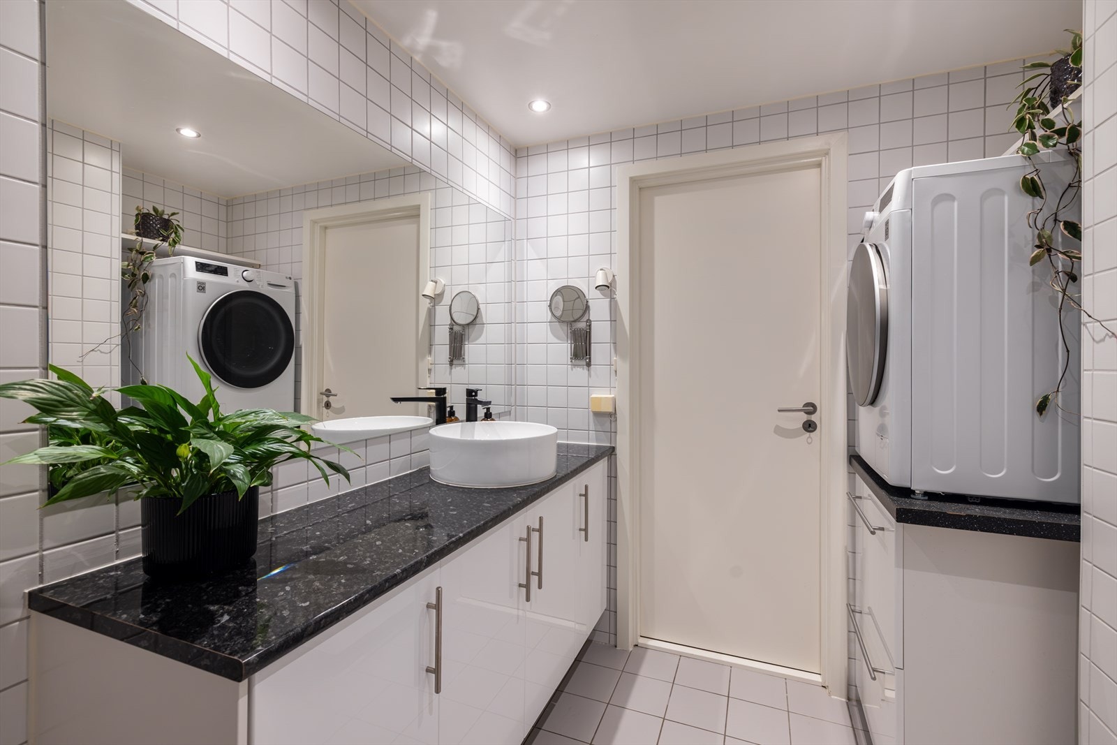 Badet er innredet med nedfelt servant, toalett, dusjvegger/hjørne og opplegg for vaskemaskin. Galleribilde