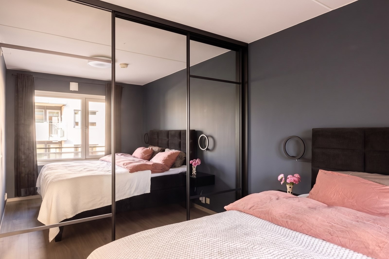 Stor garderobe med god plass til oppbevaring. Galleribilde