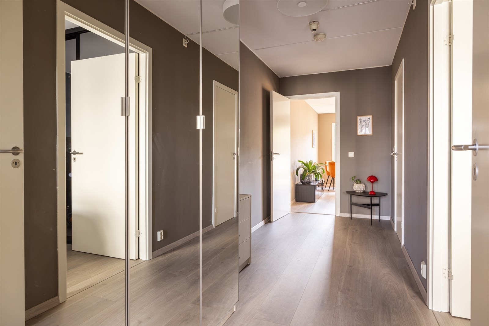 Romslig entré/gang med garderobe og plass til oppbevering. Galleribilde