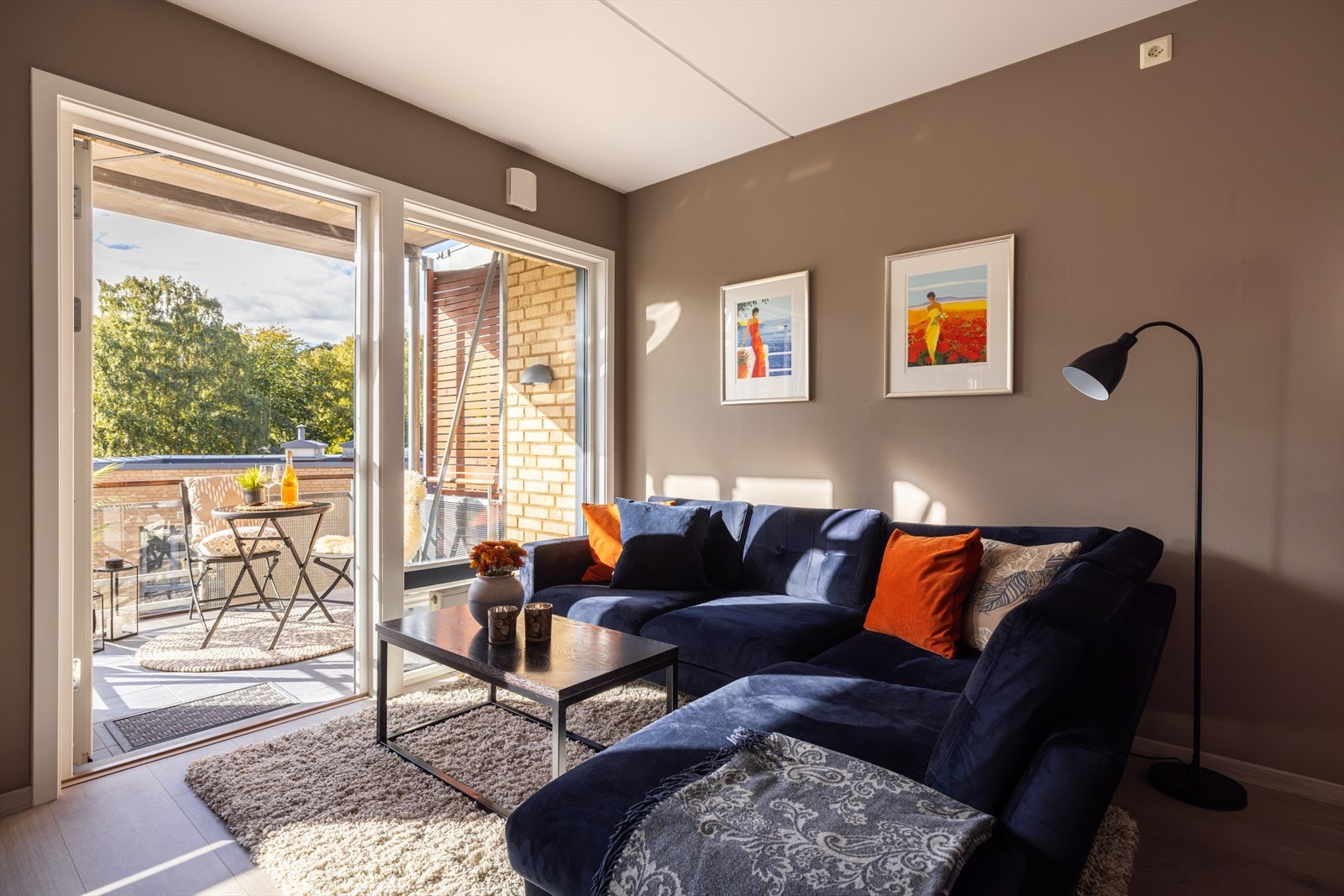 Store vindusflater gir rikelig med naturlig lysinnslipp og skaper en fin atmosfære. Galleribilde