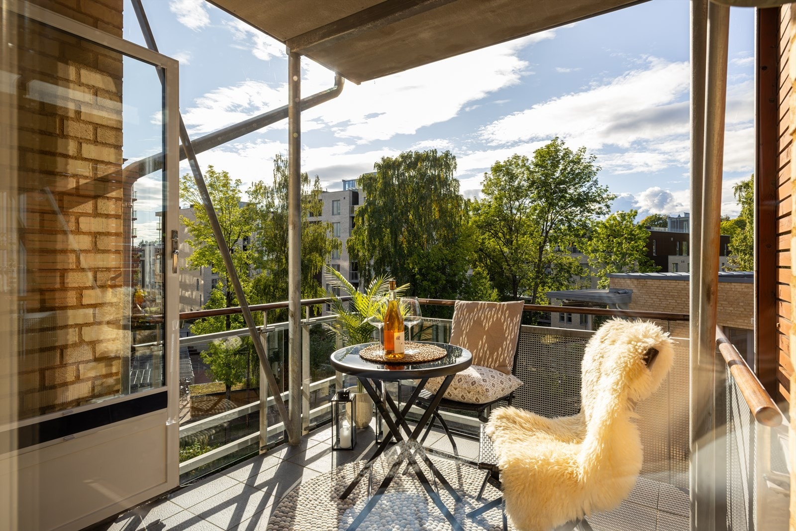 Vestvendt og solrik balkong på ca. 5 m² med adkomst fra stuen. Galleribilde