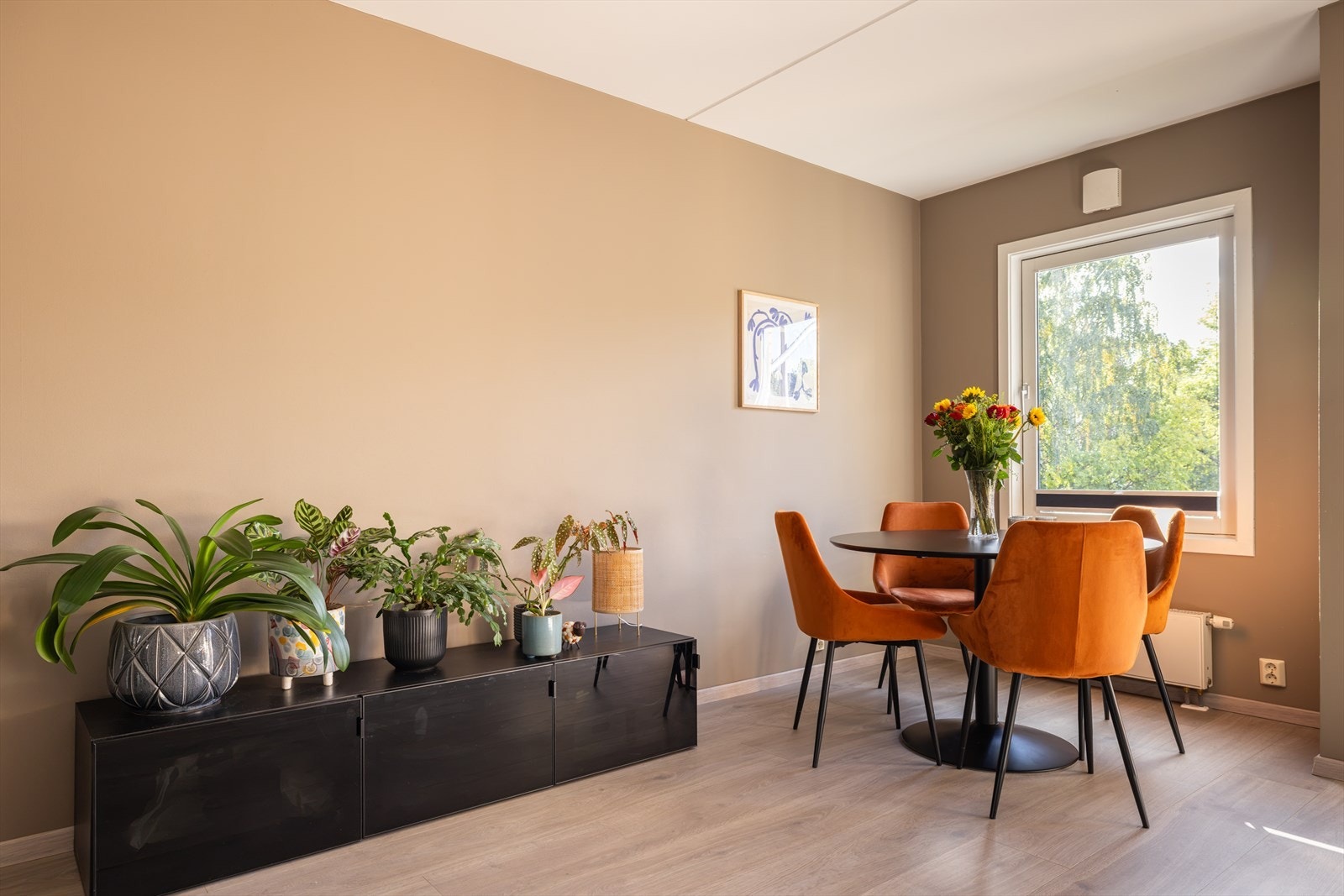 Stuen har god plass til både sofagruppe og spisebord. Galleribilde