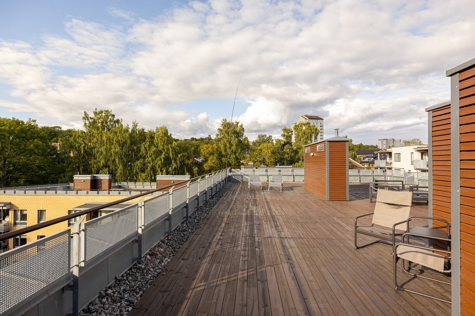Stor, solrik og felles takterrasse beliggende i byggets 6. etasje. Galleribilde