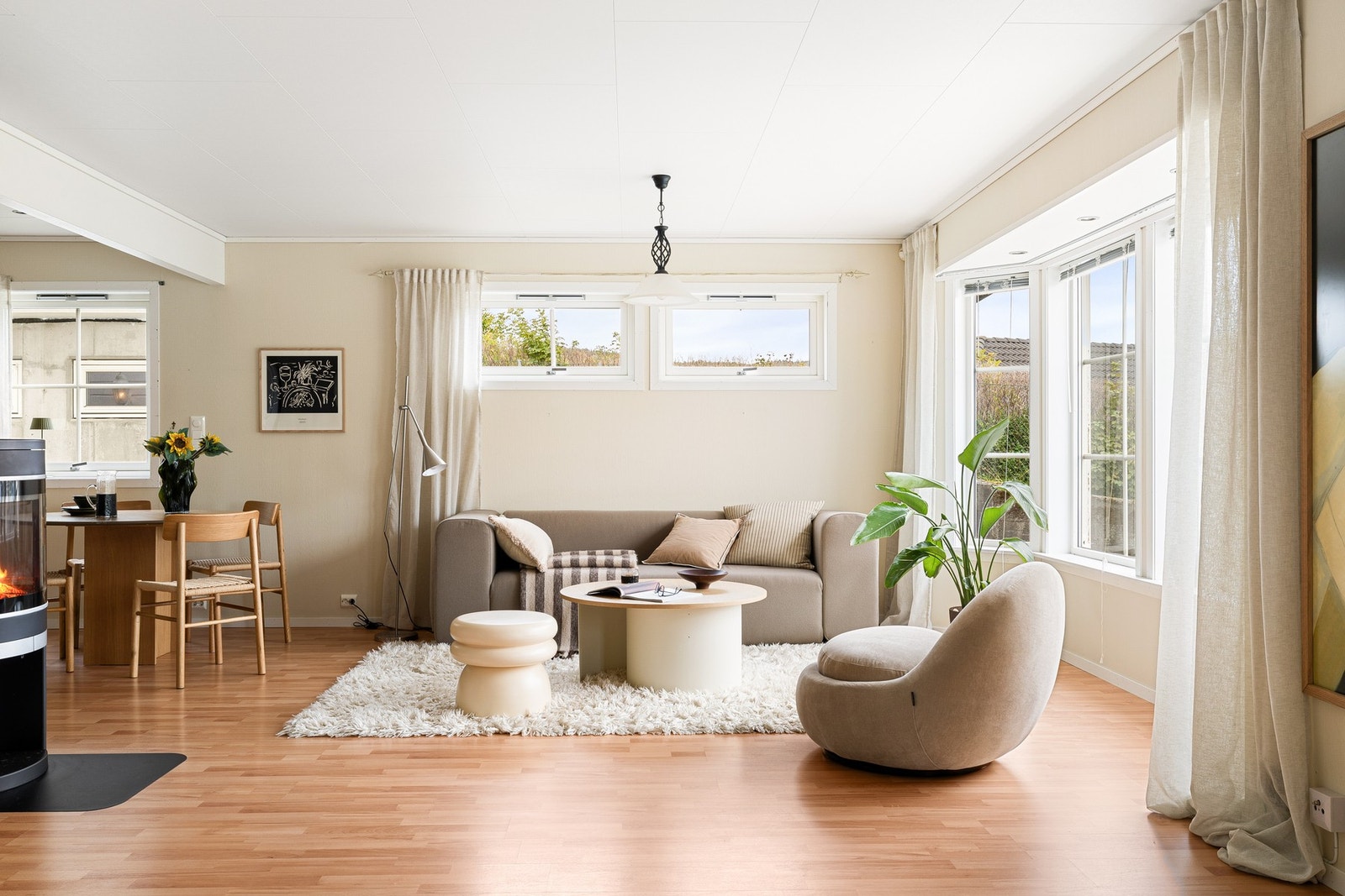 Størrelsen gir rikelig med plass til både en komfortabel sofagruppe, spiseplass og et funksjonelt kjøkken. Galleribilde