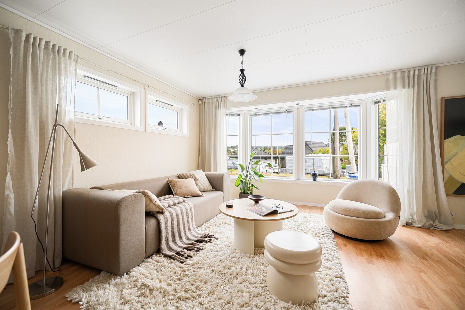 En innholdsrik familiebolig over 2 plan med 2 soverom, 3 innredede rom på loft, bad, vaskerom og våtrom samt garasje. Galleribilde