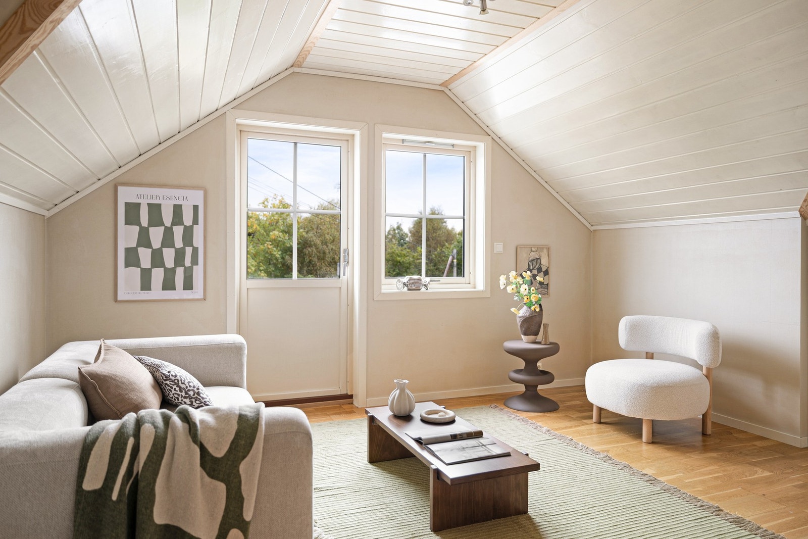 Etasjen er innredet med 3 rom på ca. 16,5, 13,9 og 10,9 m² samt våtrom på ca. 5 m². Galleribilde