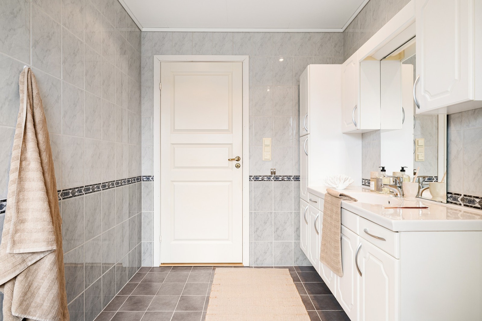 Badet måles til ca. 6,3. Etasjen har også et praktisk vaskerom på ca. 3,6 m² og teknisk rom på ca. 2,4 m². Galleribilde