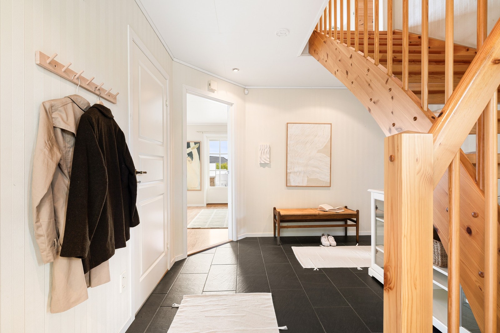 Etasjen inneholder videre to soverom på henholdsvis ca. 9,7 og 11 m², samt et bad på ca. 6,3 m². Galleribilde
