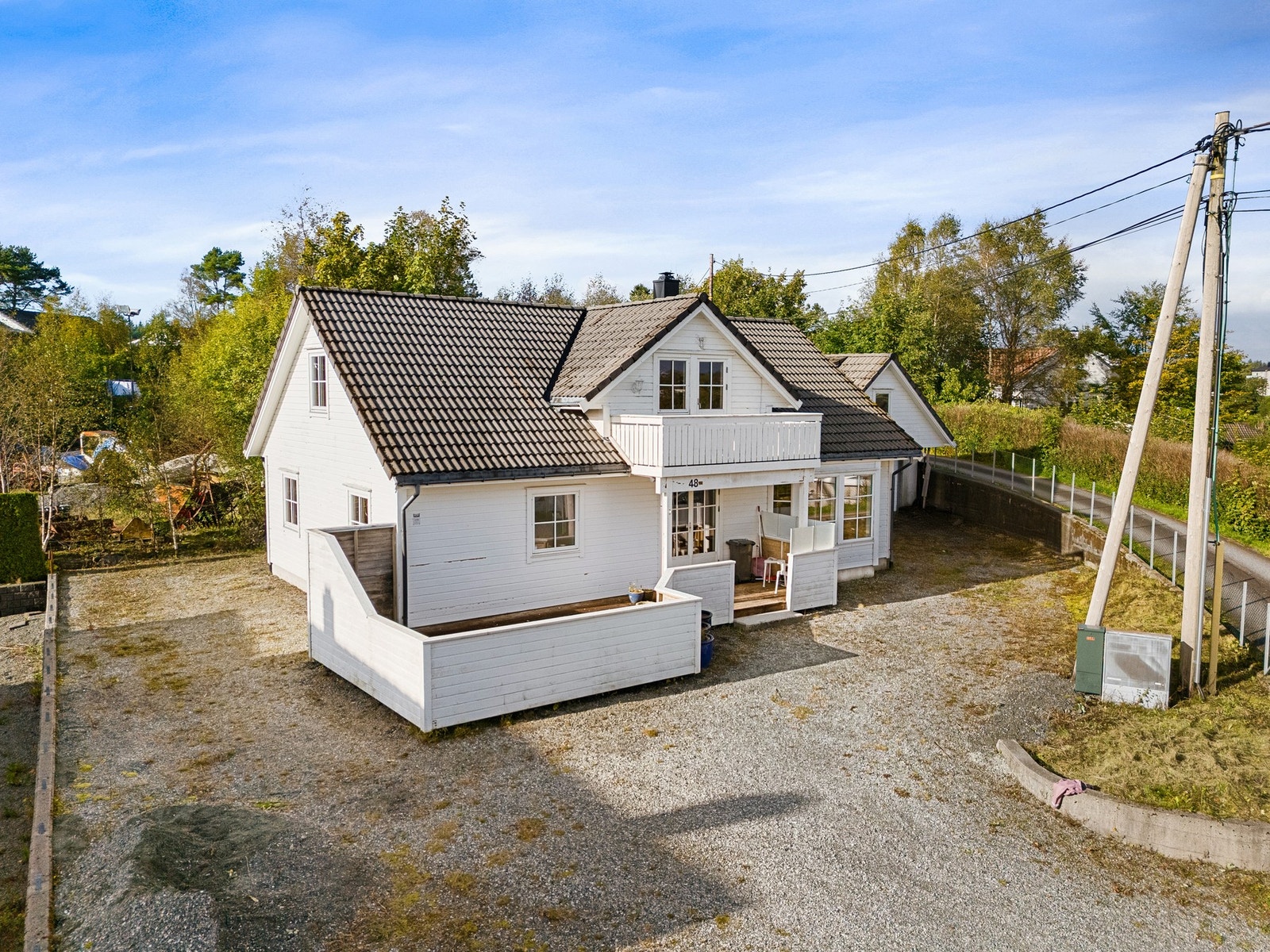 Eiendommen ligger idyllisk til i rolige og naturskjønne omgivelser, med gode muligheter for friluftsliv rett utenfor døren. Galleribilde