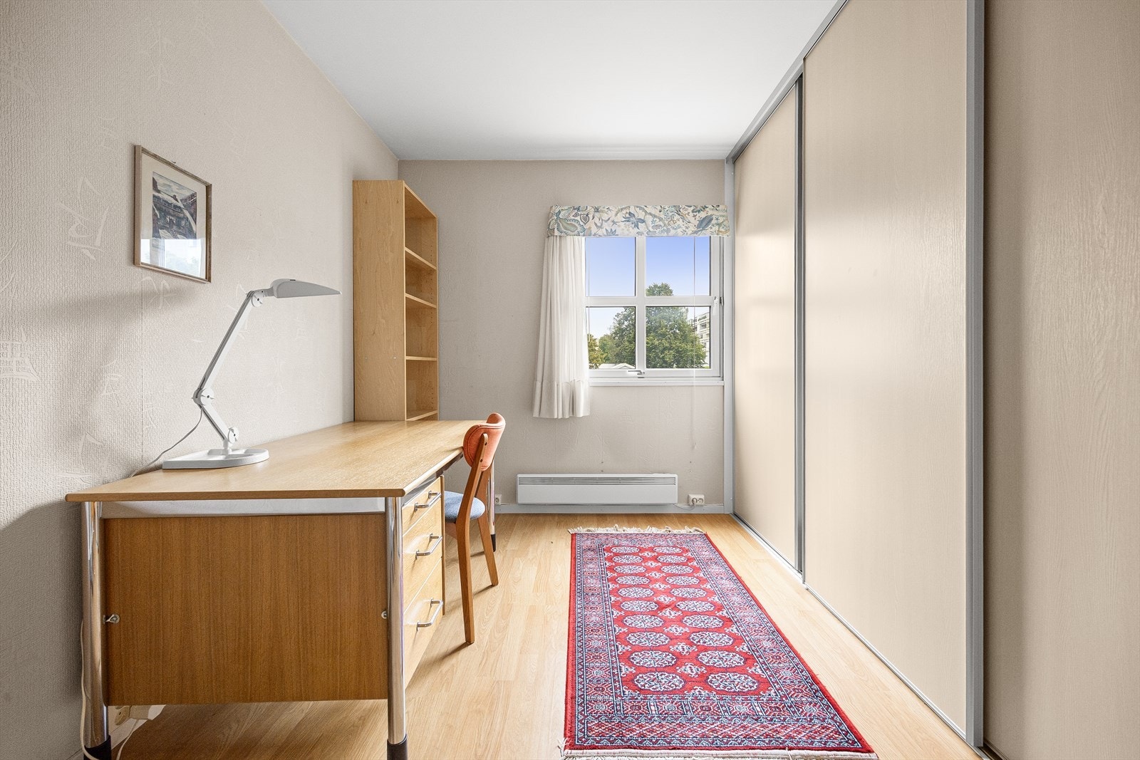 Soverom III | Praktisk soverom med plass til seng og skrivebord. Galleribilde