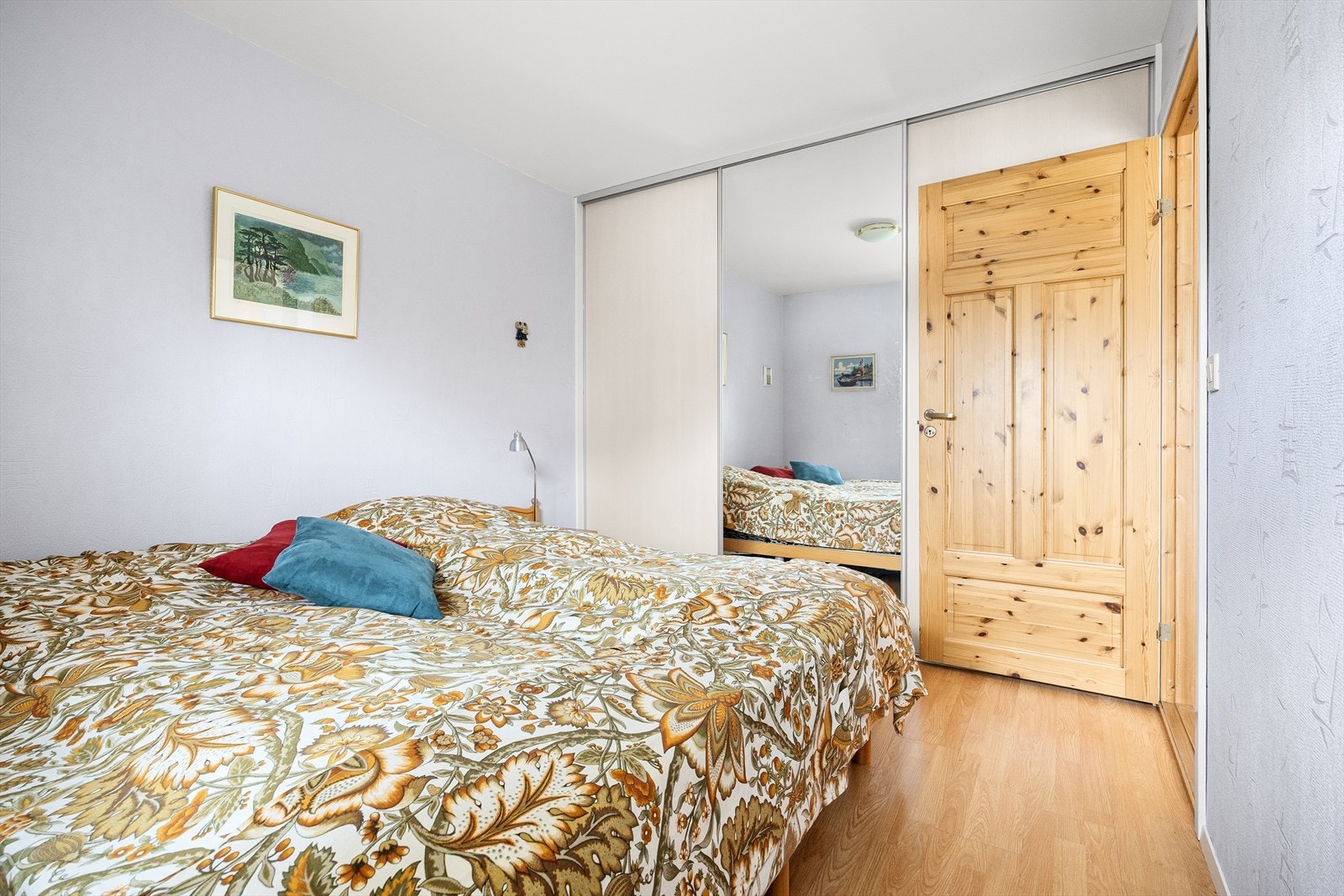 Rikelig med oppbevaringsplass i skyvedørsgarderobe. Galleribilde