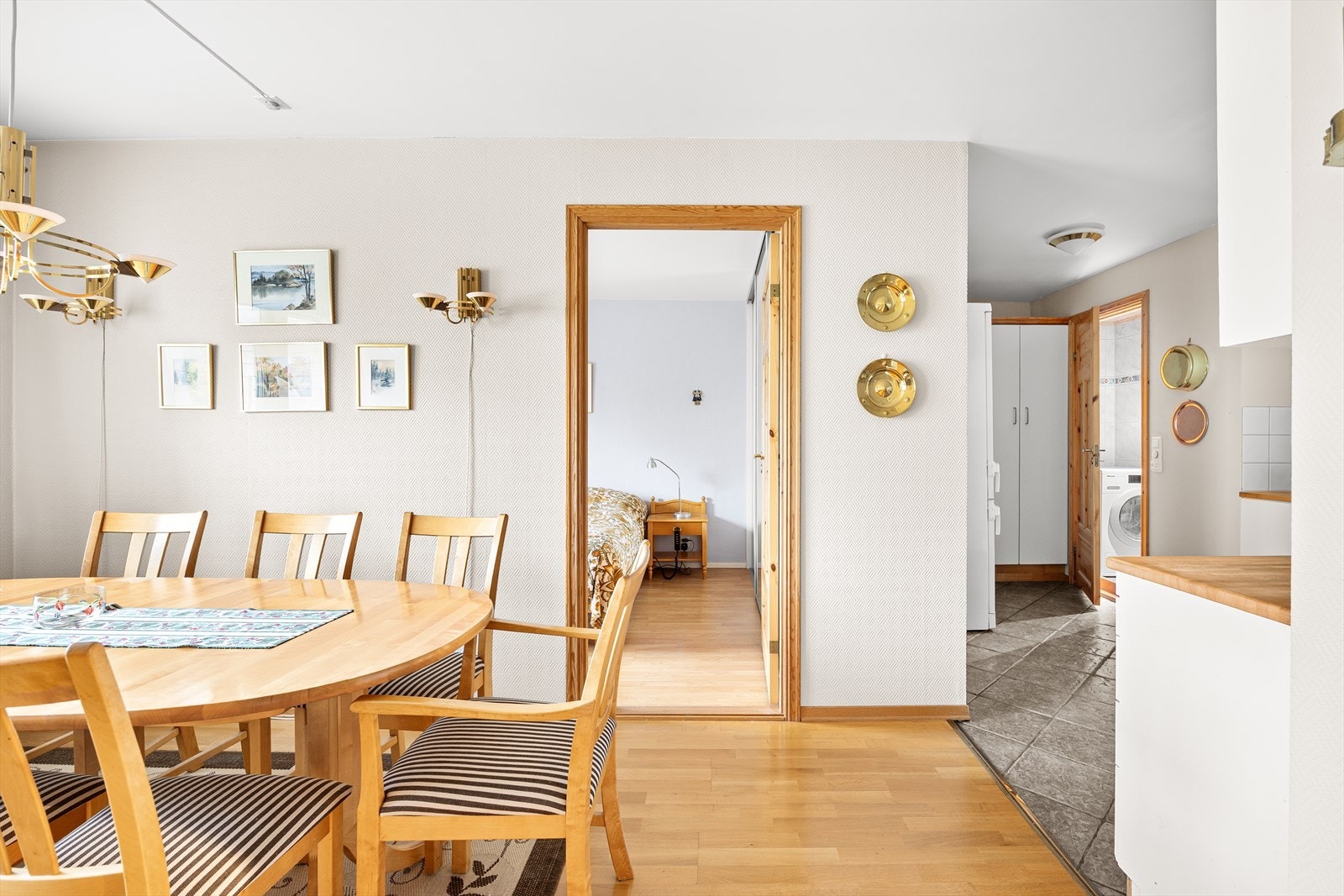Fra spisestuen er det adkomst inn til hovedsoverommet. Galleribilde