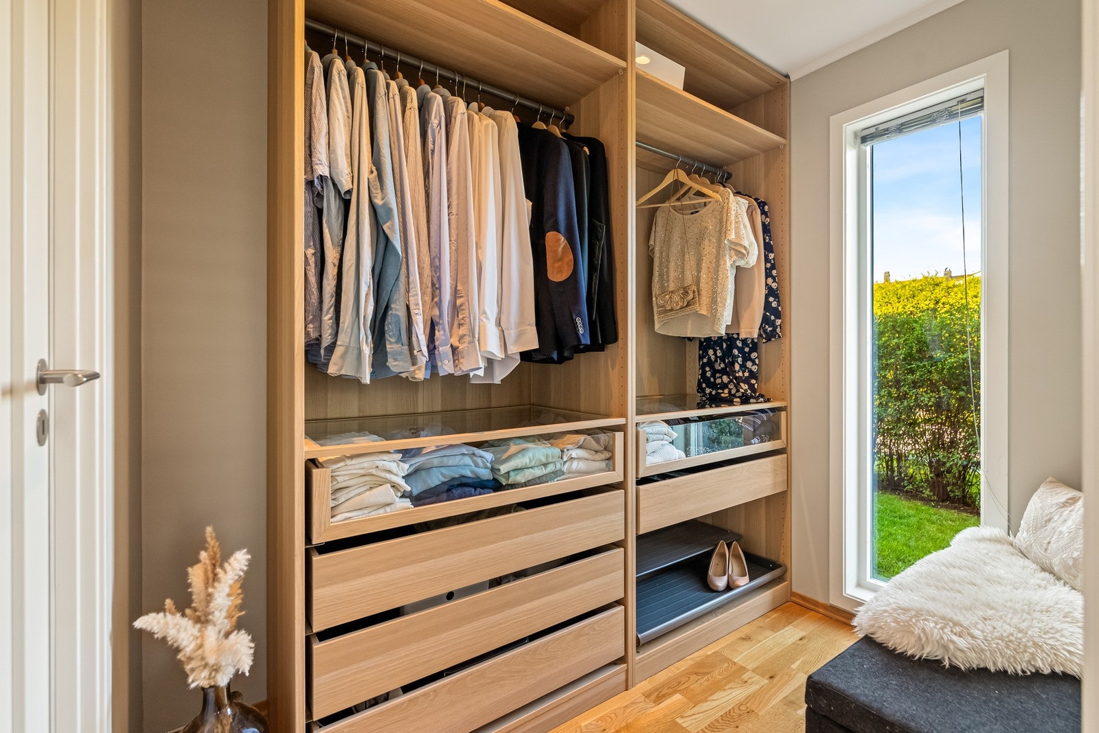 Flott walk-in-closet med garderobeløsning som medfølger handelen. Galleribilde