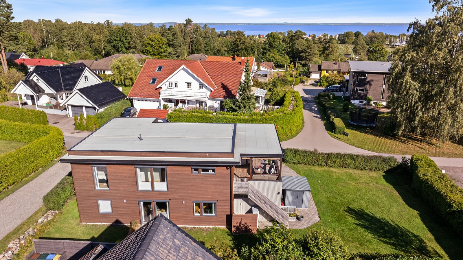 Innbydende bolig med en flott fasade, omgitt av et hyggelig og familievennlig bomiljø. Galleribilde