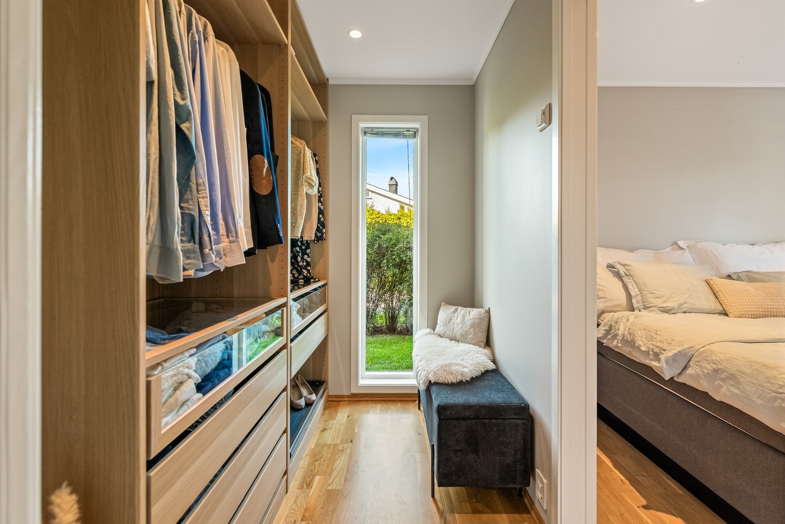 Walk-in-closet. Galleribilde