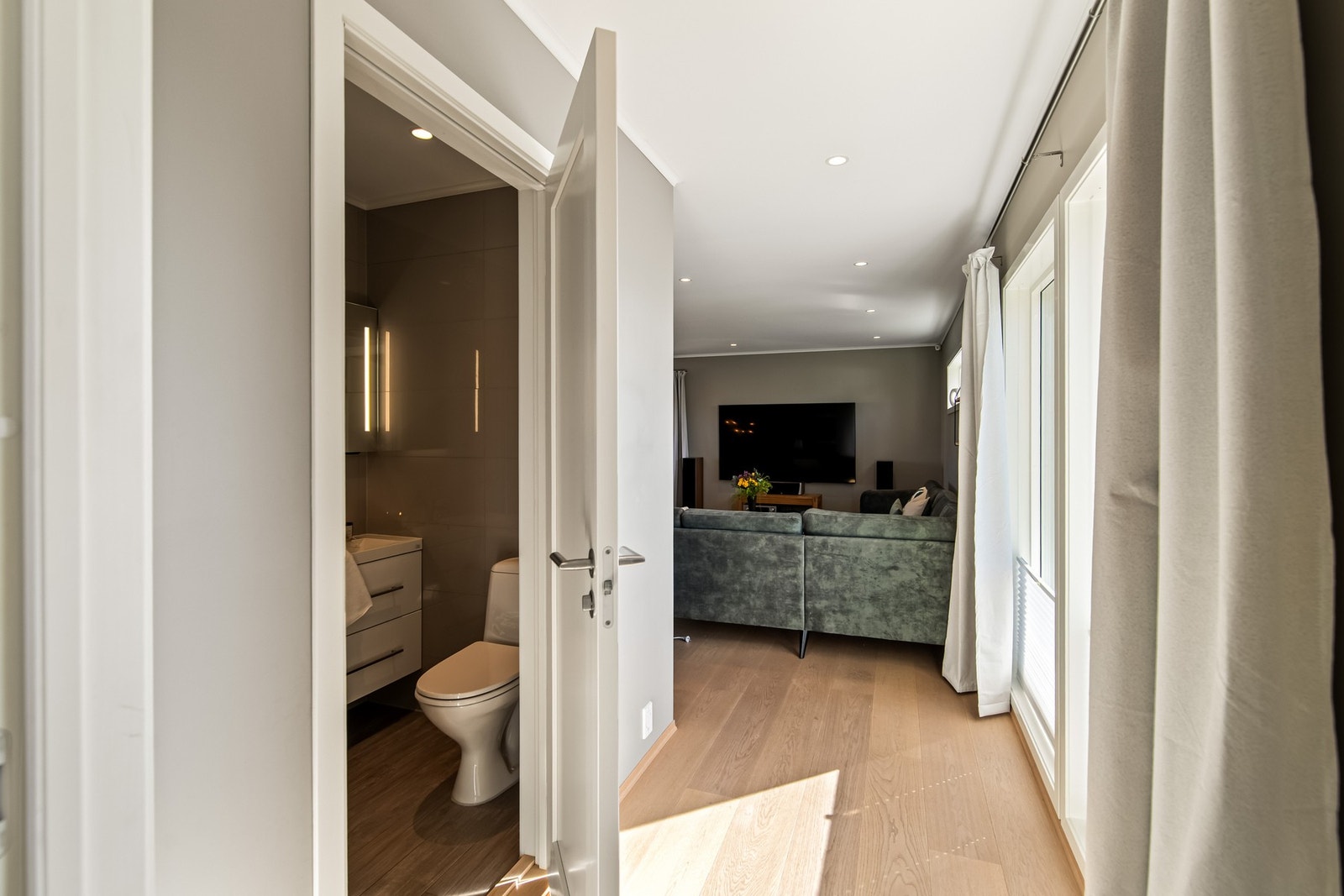 Lyst og moderne baderom i 2. etasje. Galleribilde