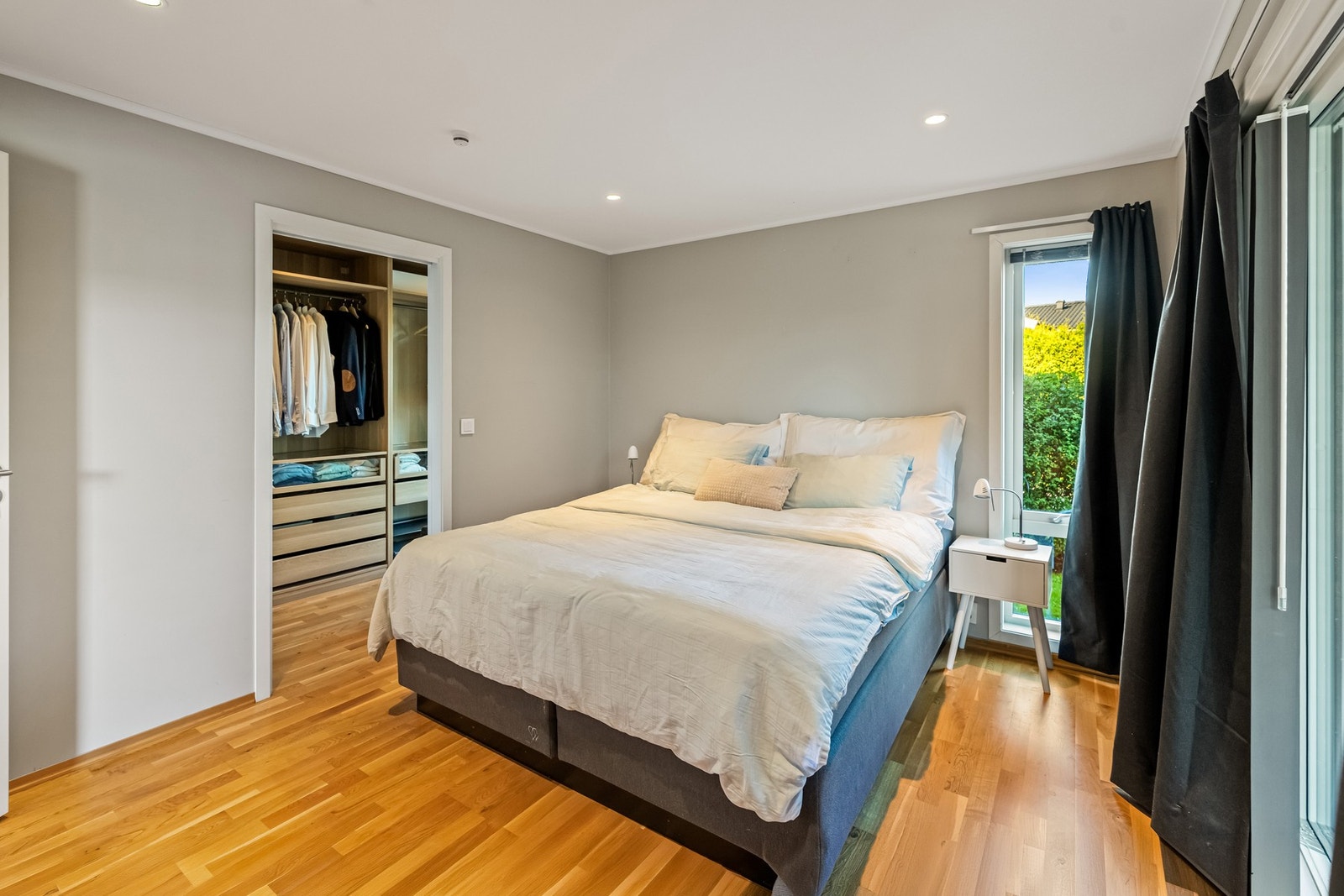 Romslig hovedsoverom med eget, innredet walk-in-closet. Galleribilde