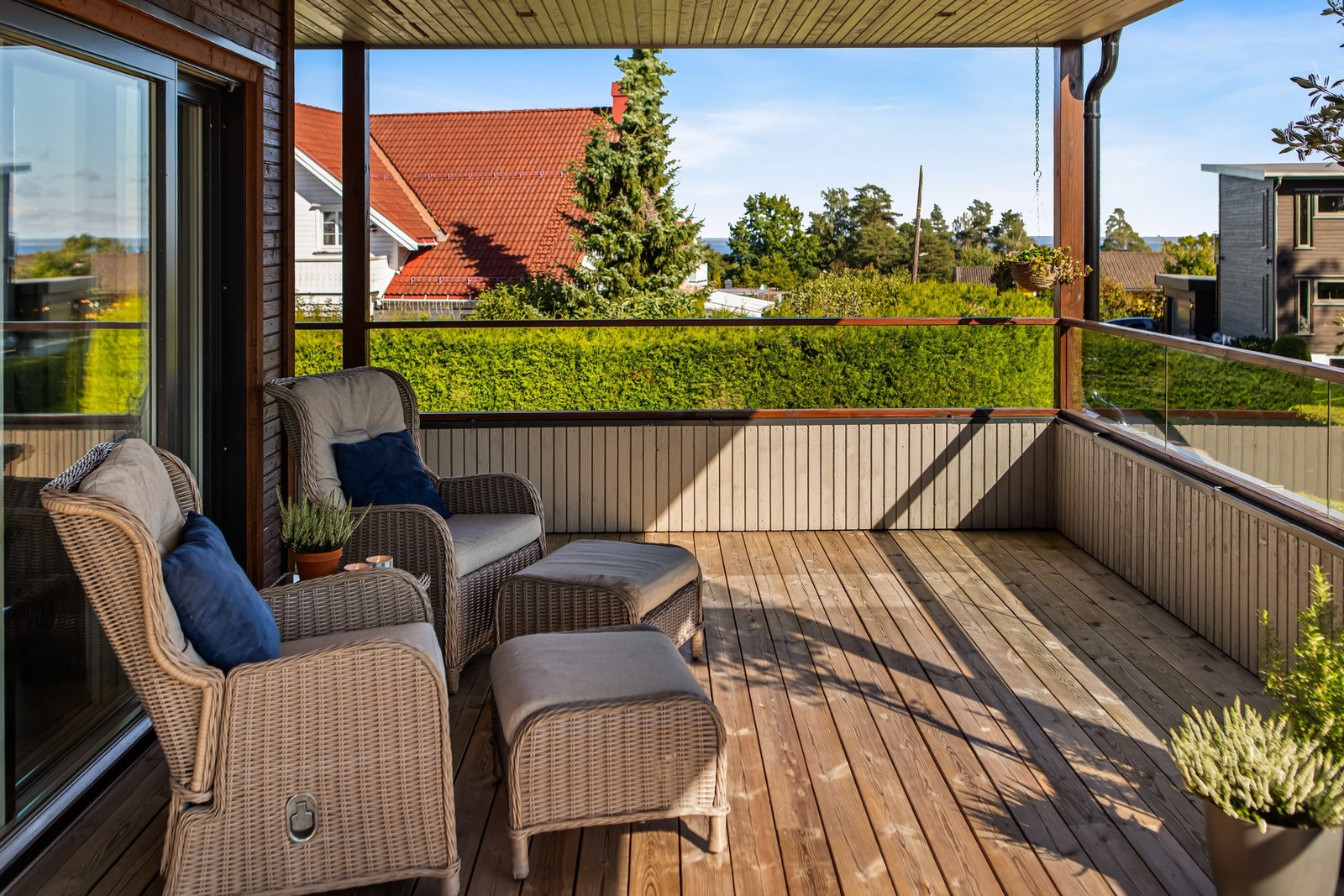 Terrassen blir en fin forlengelse av stuen i sommerhalvåret. Galleribilde