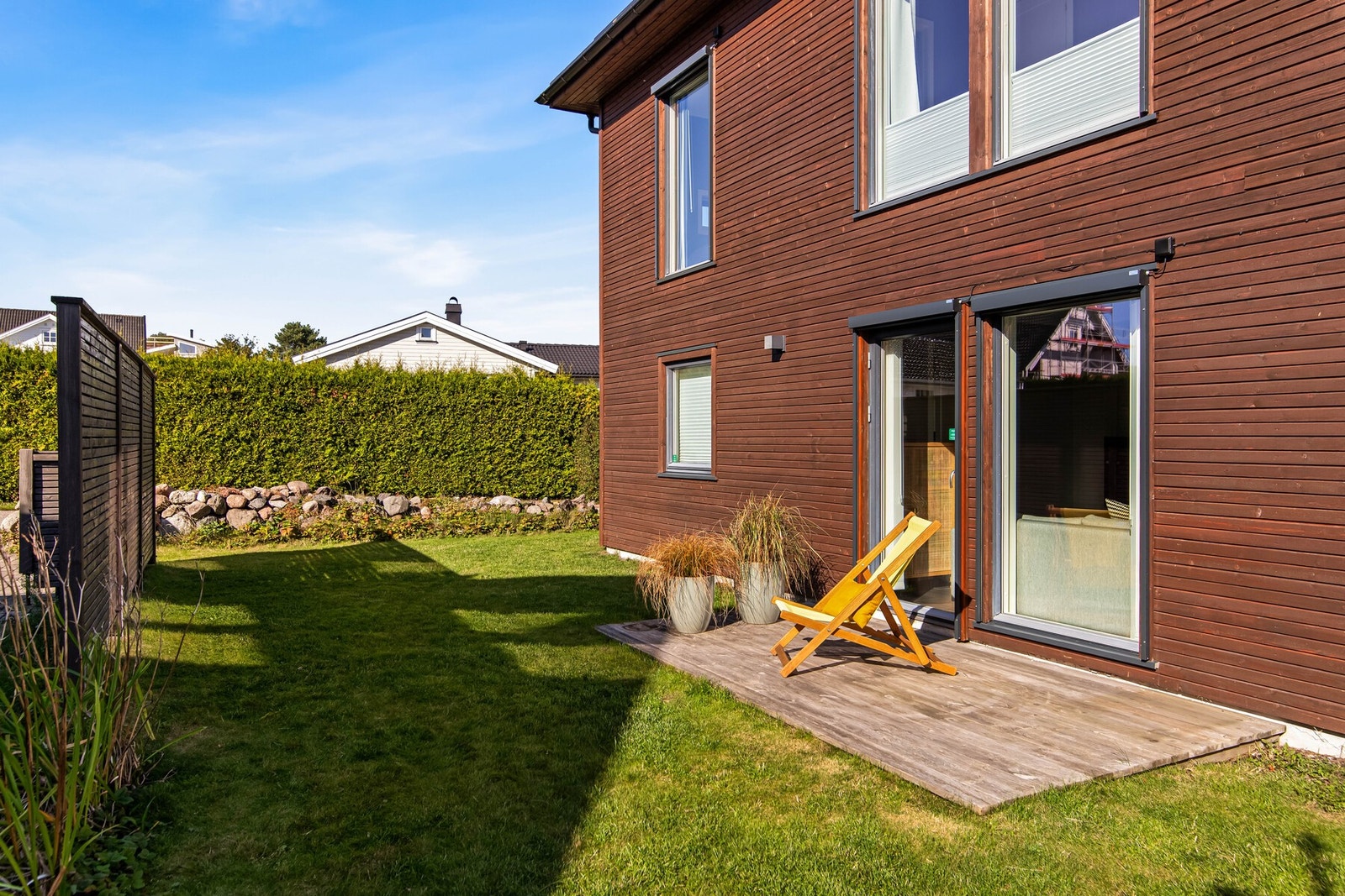 Innbydende platting og hage som gir gode muligheter for å nyte fine sommerdager og stemningsfulle kvelder med sol. Galleribilde