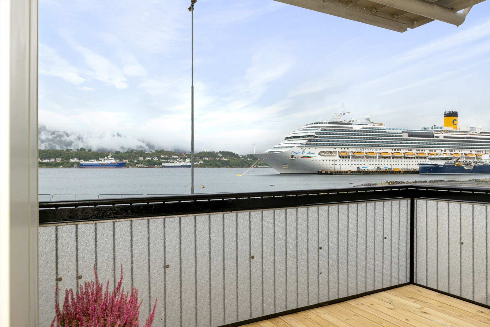 Solrik terrasse mot syd og vest. Utgang til terrassen fra stuen. Galleribilde