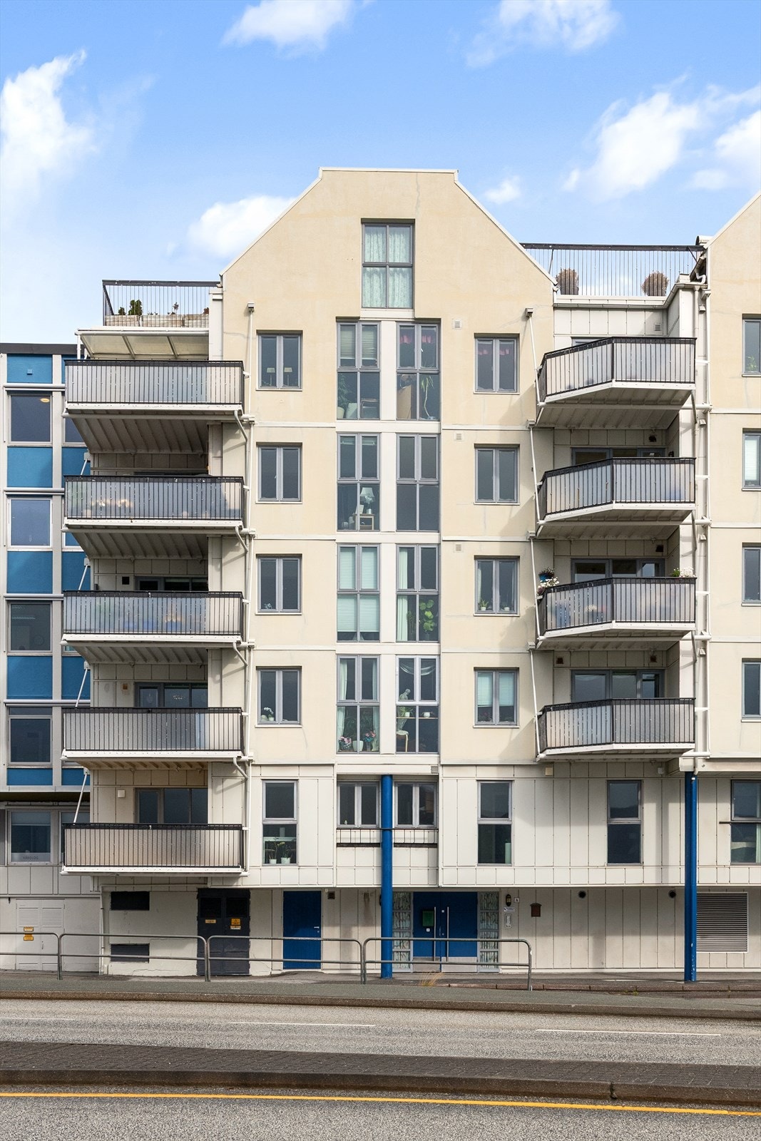 Fin leilighet beliggende på hjørne i byggets første bolig etg. Leiligheten ligger i et svært populært og godt drevet sameie. Galleribilde