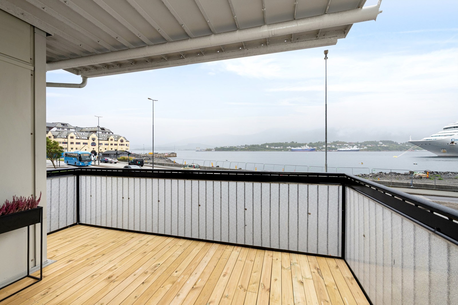 Stor hjørneterrasse mot syd og vest. Flott utsikt mot Sunnmørsalpene og Borgundfjorden. Galleribilde