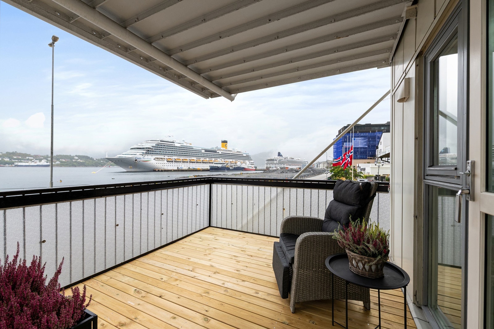 Koselig terrasse med flott utsikt. Her kan man følge med innseilingen til Cruisebåtene. Galleribilde