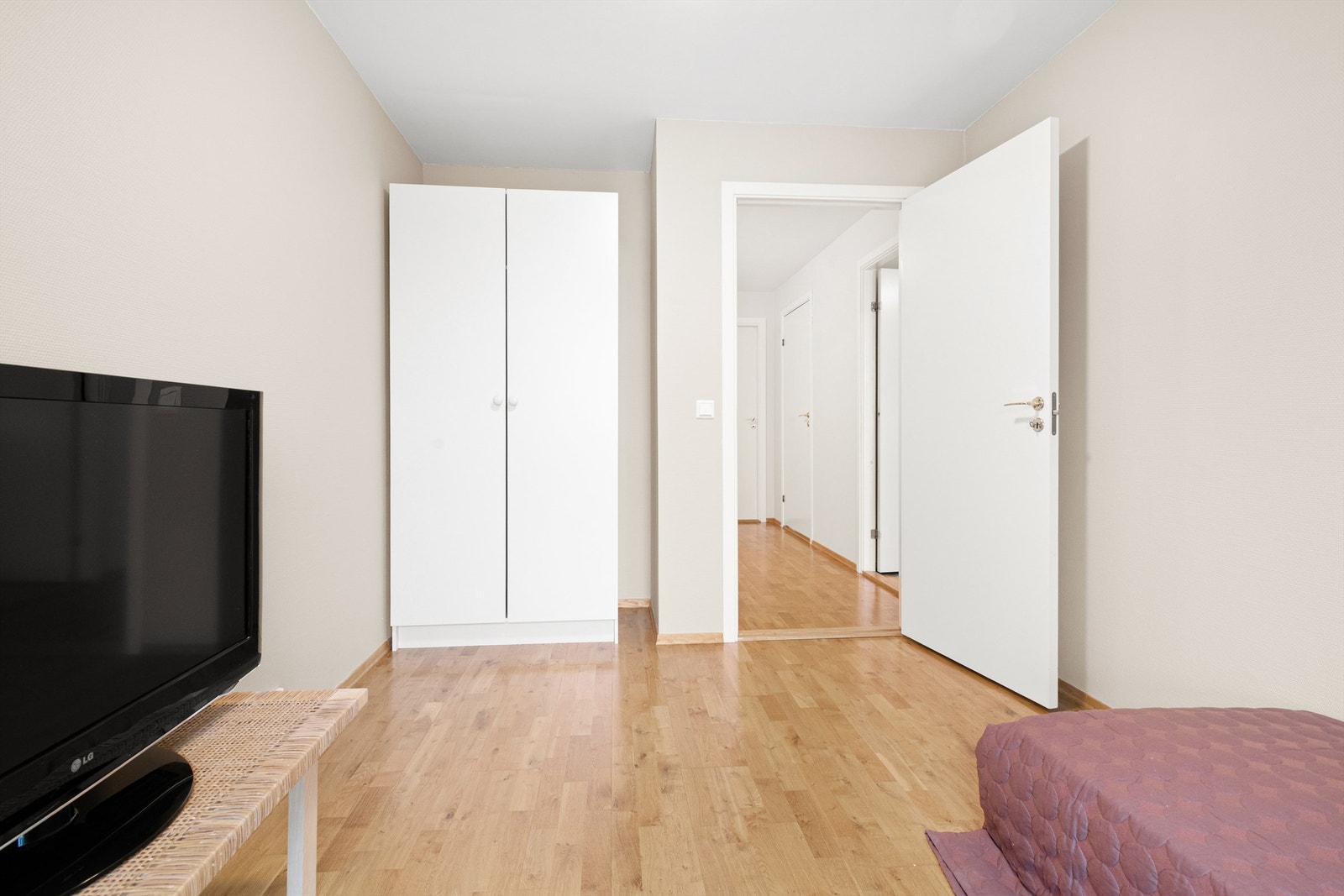 Soverom nr to med plass til seng og garderobe. Galleribilde