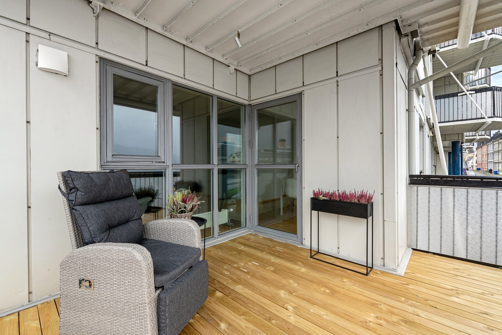 Overbygd og lun hjørneterrasse mot syd og vest. Galleribilde