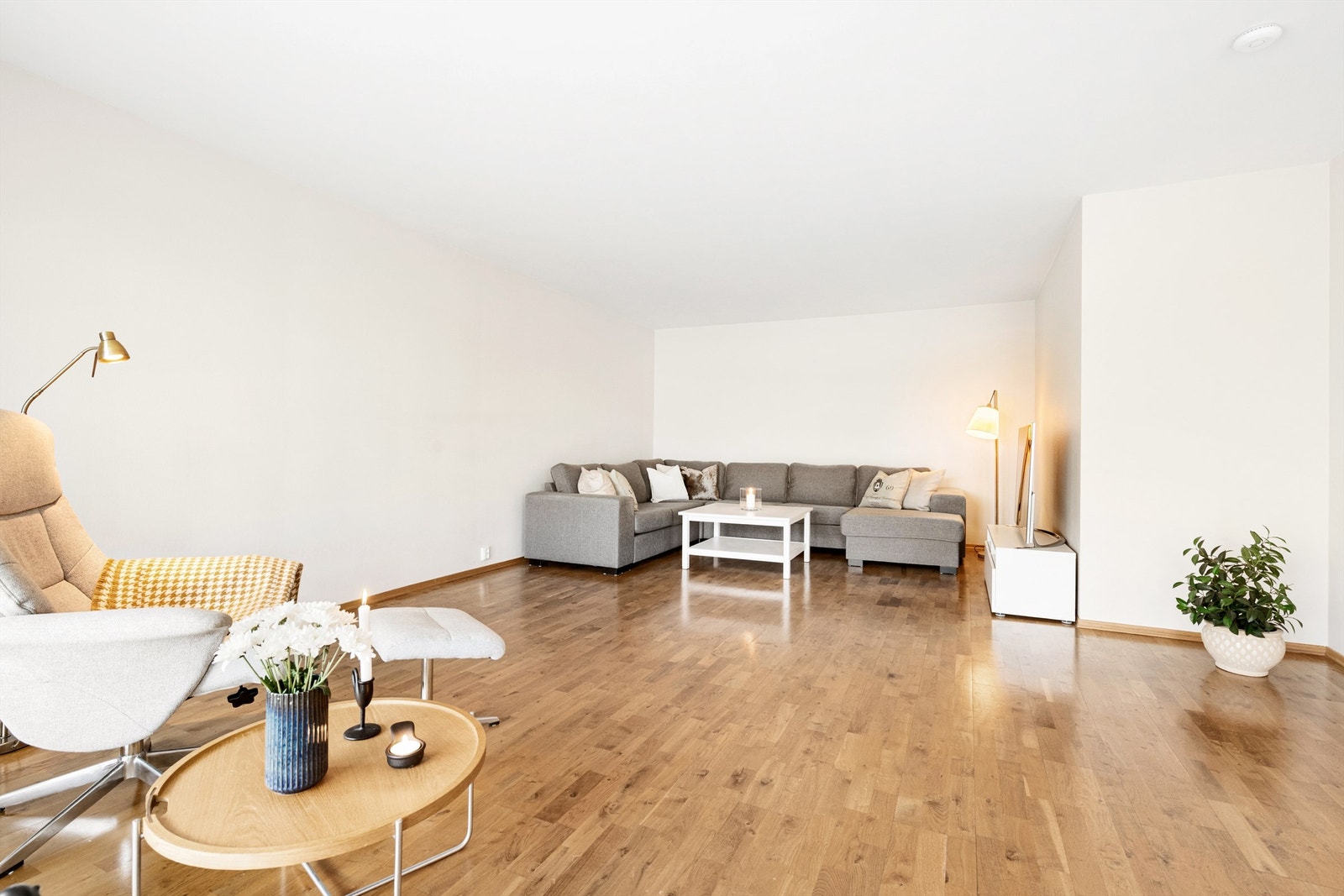 Attraktiv stue med muligheter for flere soner. Galleribilde