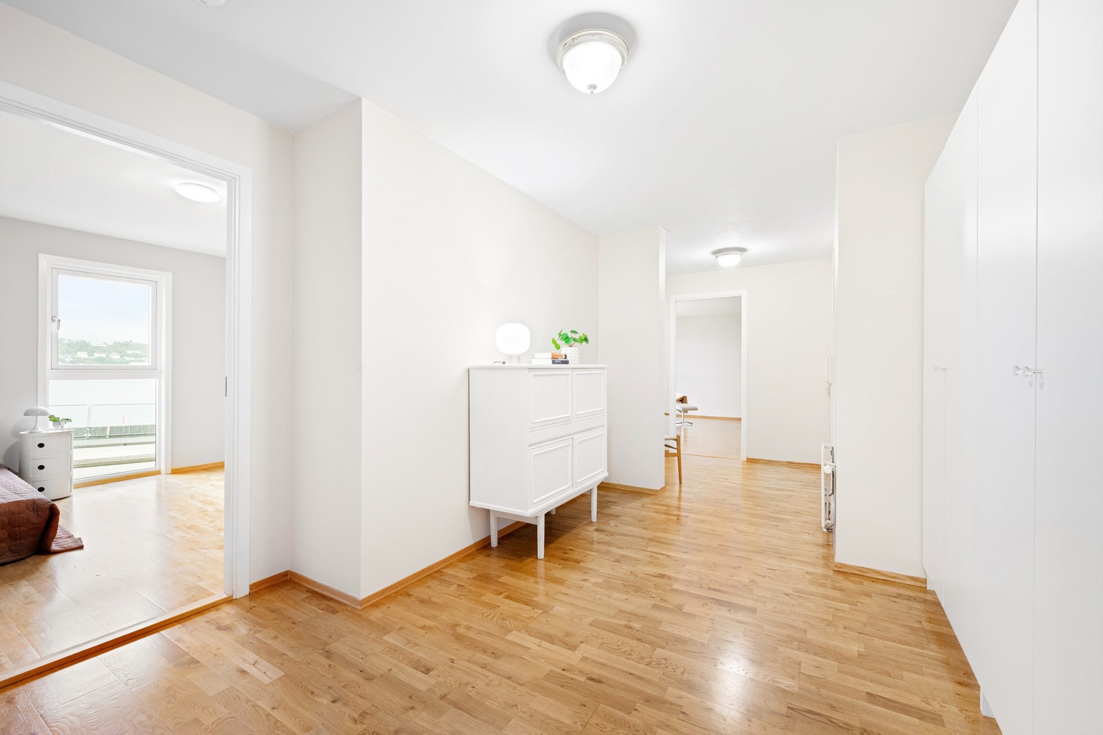 Entre/gang med god plass til klær og garderobe. Galleribilde