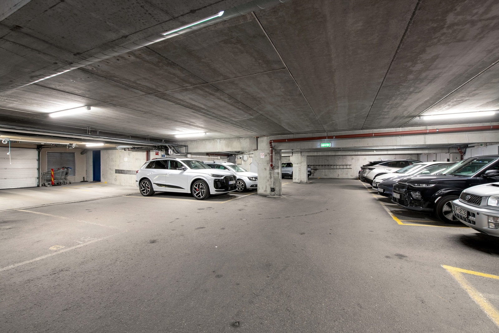 Parkeringsplass i felles garasjeanlegg. Galleribilde