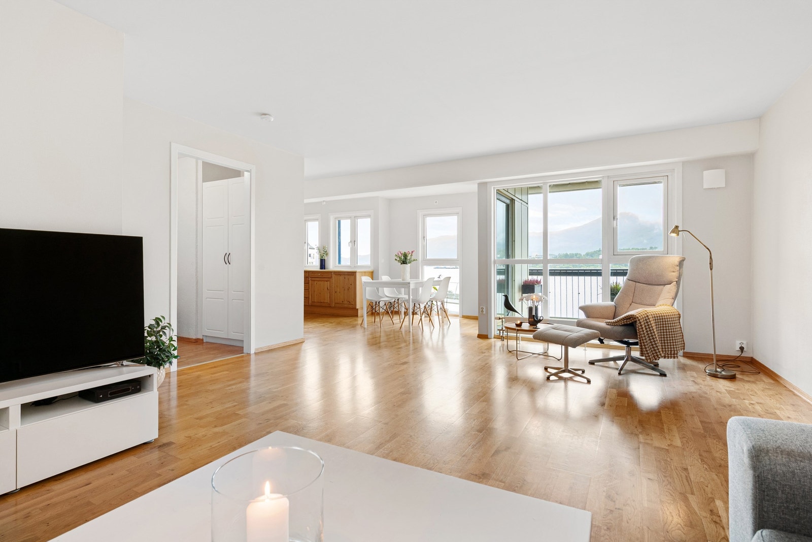 Stor og lys stue med flere soner og lett og møblere. Galleribilde