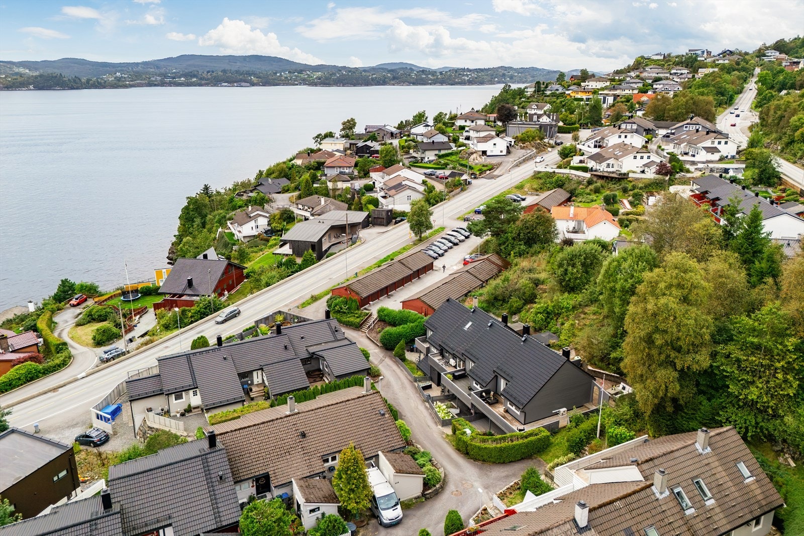 Beliggenheten byr på en fin kombinasjon av nærhet til natur, sjø og et bredt utvalg av servicetilbud. Galleribilde