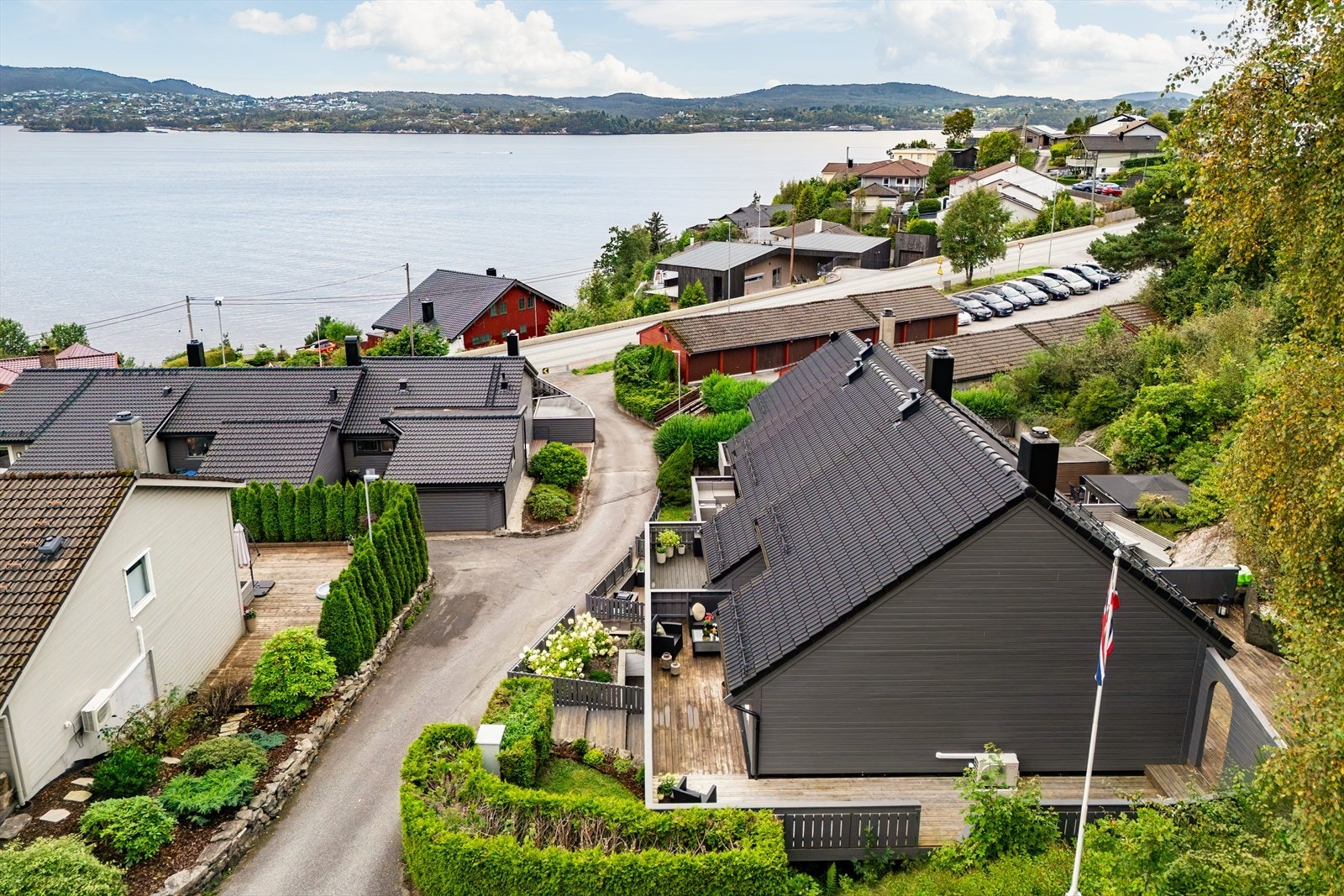 Meget praktisk med store terrasser rundt huset hvor man nyter fine solforhold og noe sjøutsikt. Galleribilde