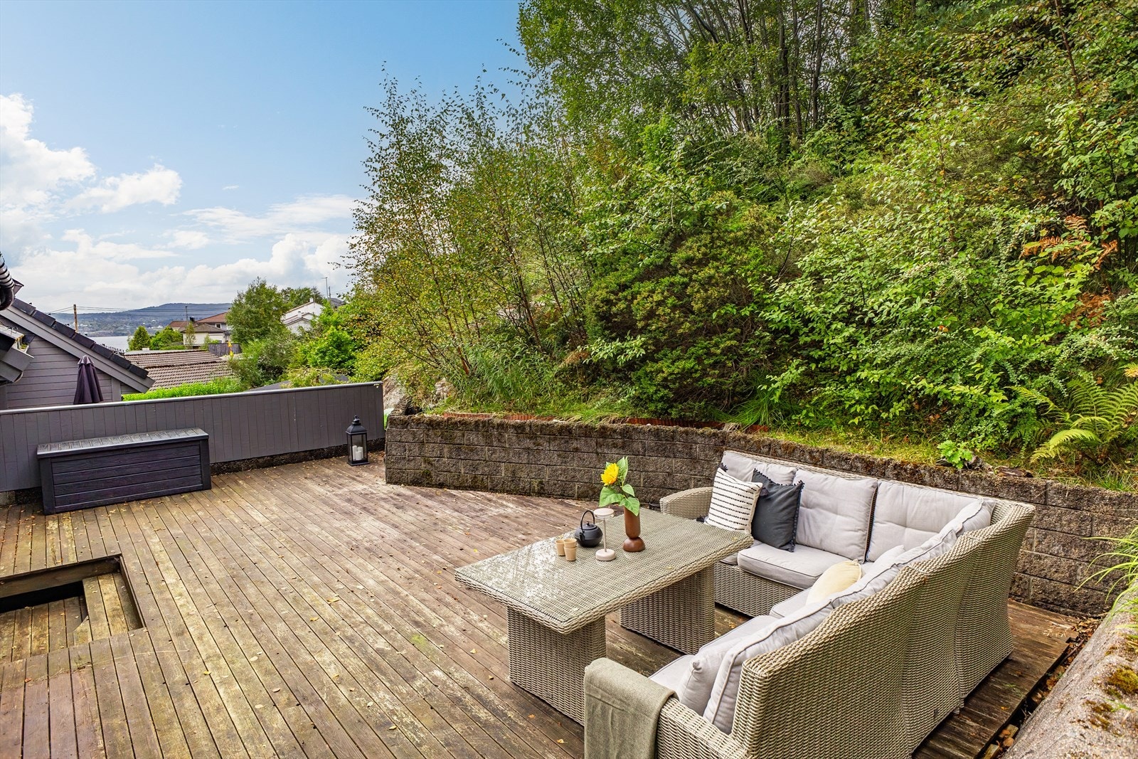 Terrassen er på ca. 40 m² med god plass til utemøbler og ulike soner for opphold. Galleribilde
