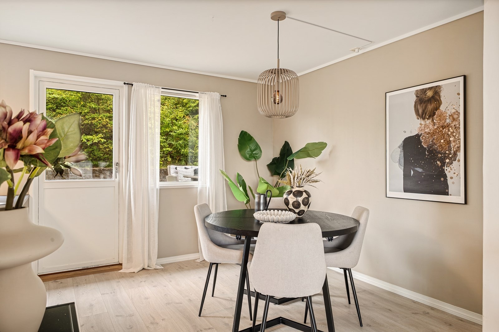 Fra kjøkkenet er det direkte utgang til en nordøstvendt terrasse. Galleribilde
