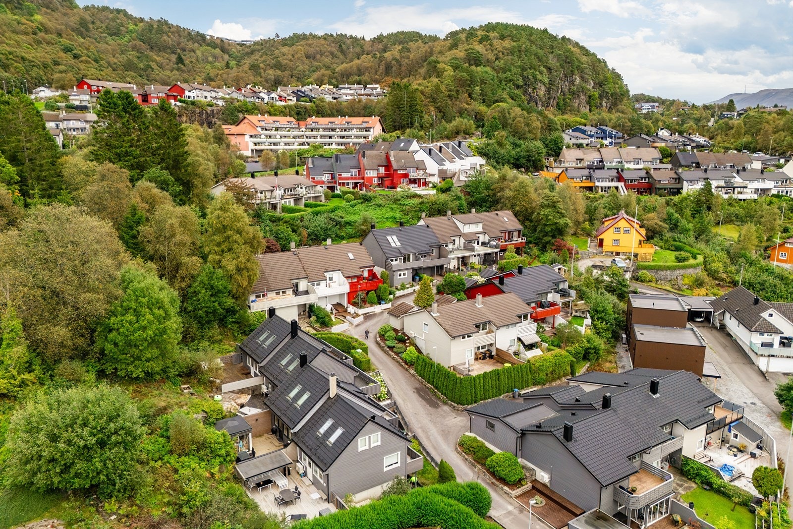Boligens elektriske anlegg er ifølge selger i stor grad oppgradert i 2023/2024. Utvendig fikk endeveggen mot øst ny kledning og etterisolering i 2023. Galleribilde