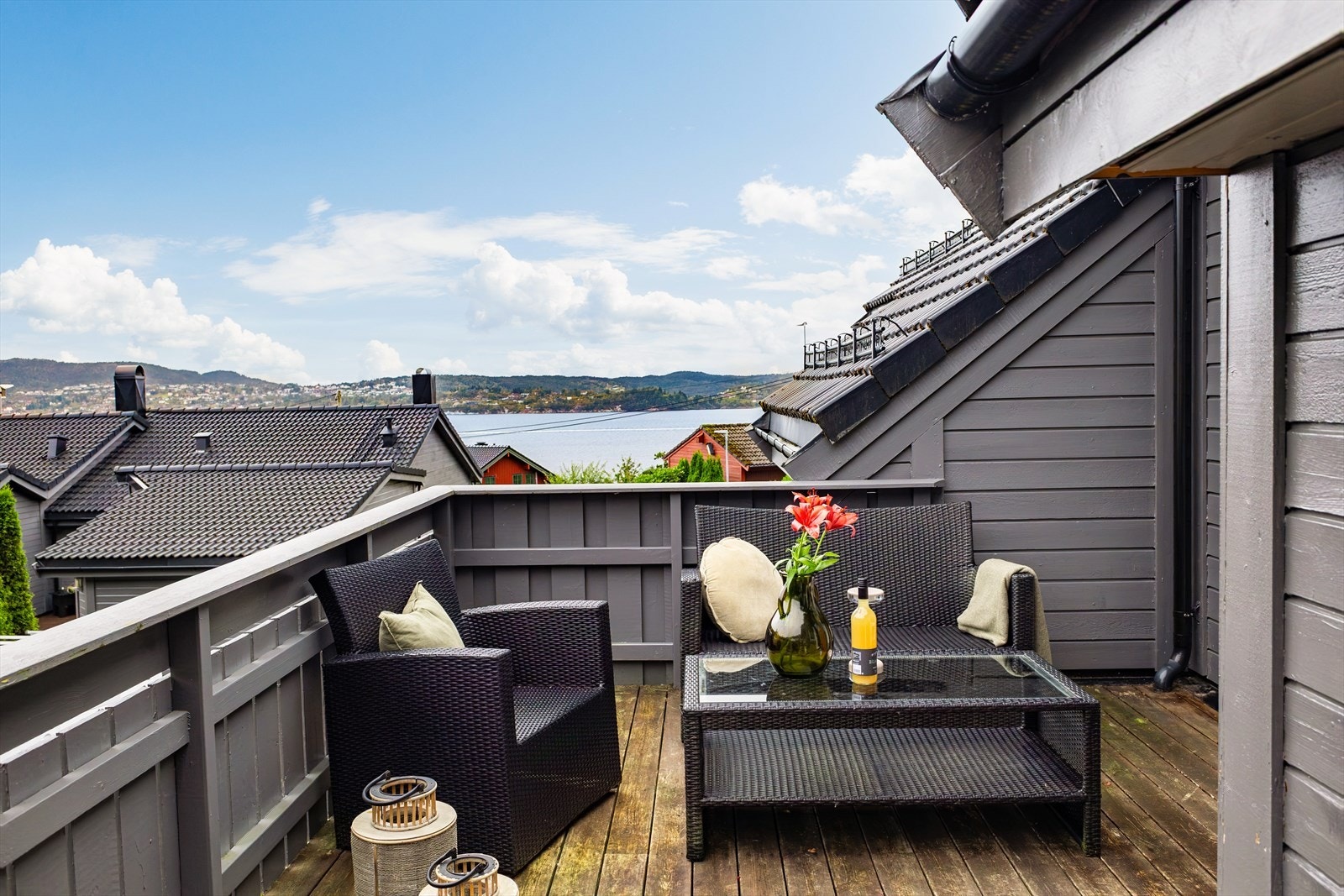 Fra stuen er det utgang til en sørvest-/sørøstvendt terrasse på ca. 36,3 m². Galleribilde