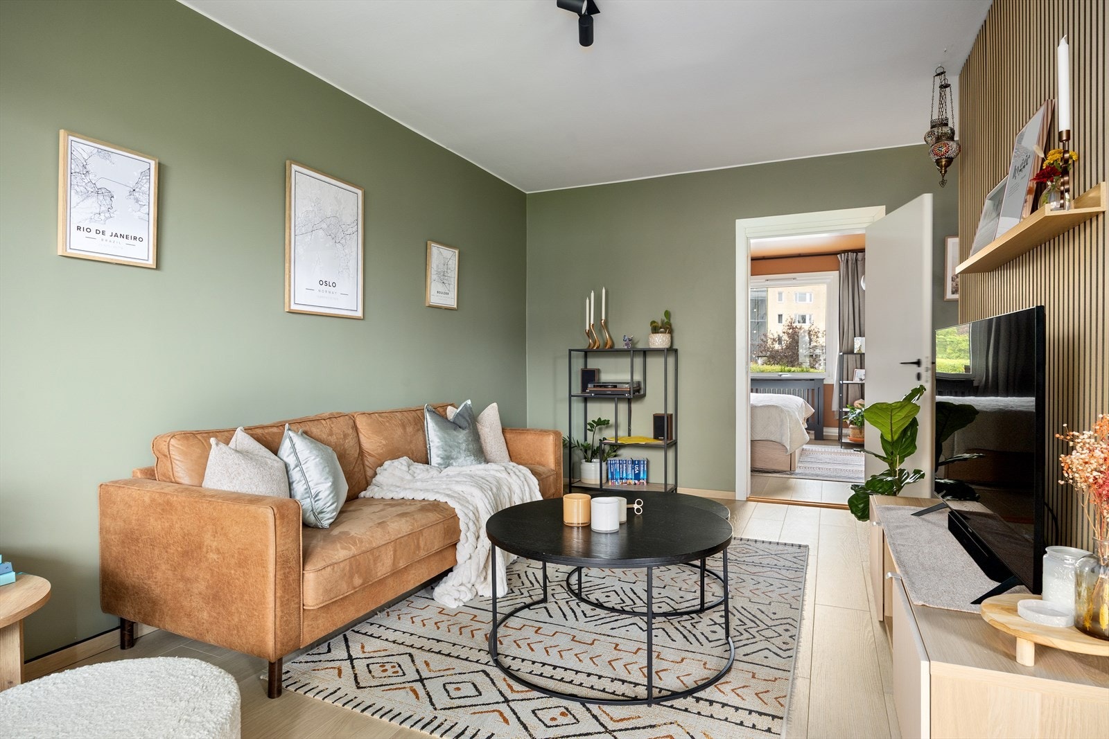 Innbydende stue med plass til sofagruppe, tv-seksjon og spisebord. Galleribilde