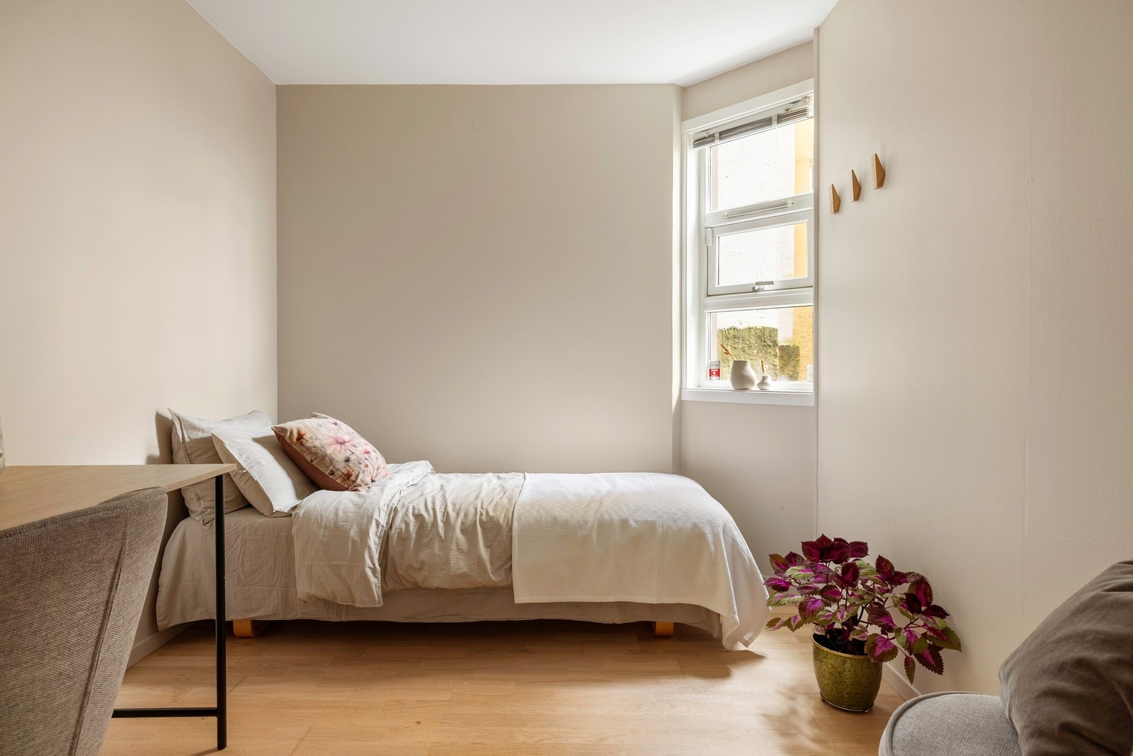 Soverommet har plass til både ønsket garderobe, seng og skrivebord. Galleribilde
