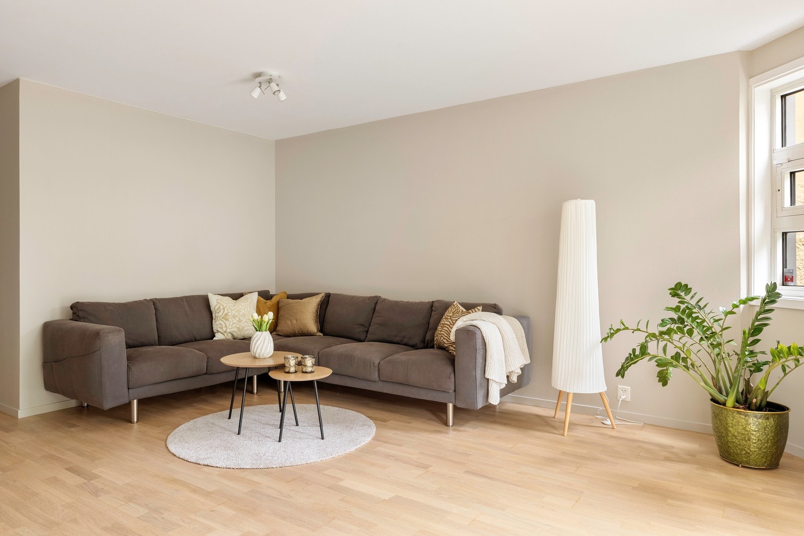 Arealet på oppholdsrommet gir god plass til møblering i flere soner med god plass til både sofakrok, tv-løsning og spisestue. Galleribilde