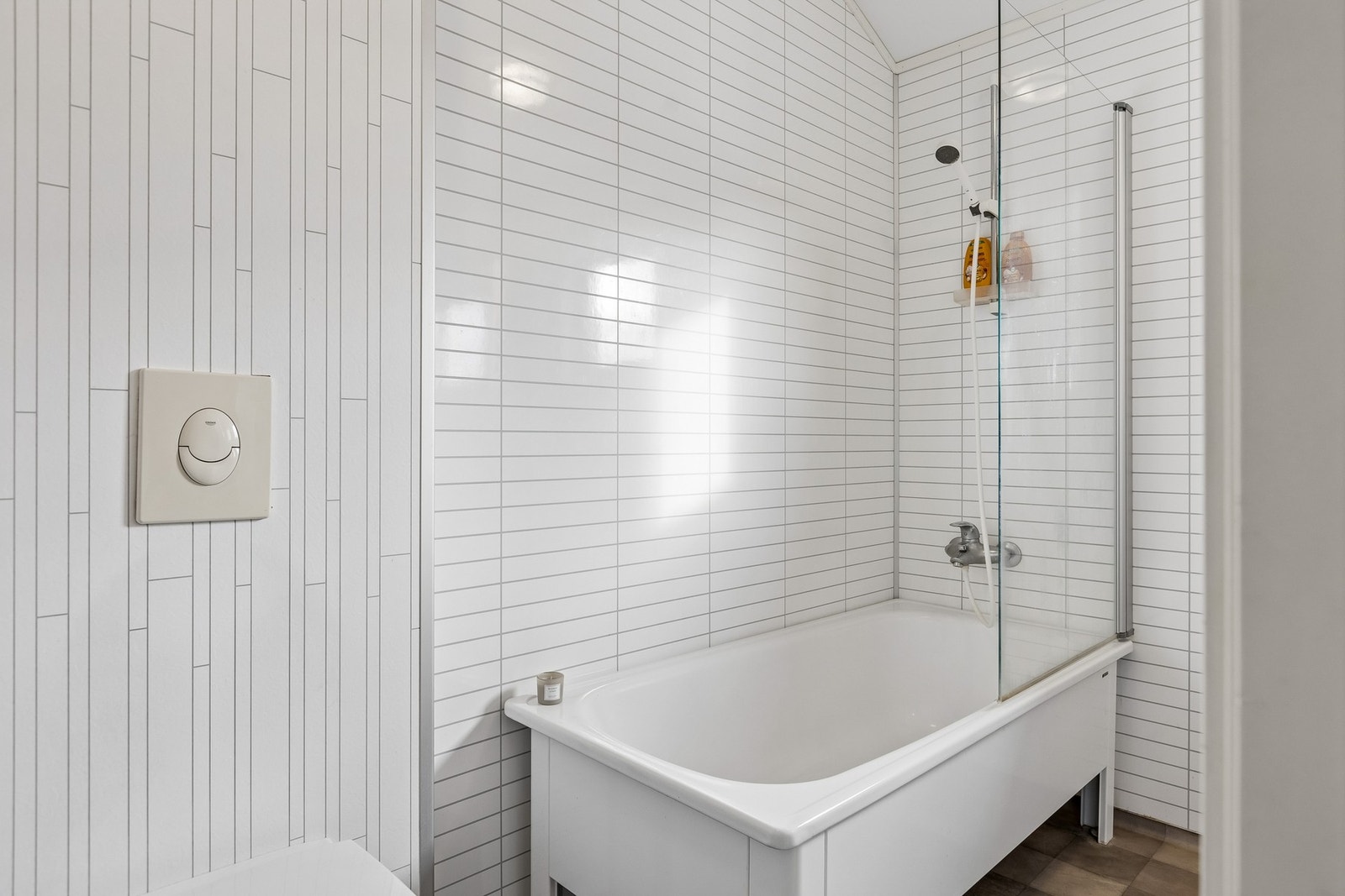 Badet har en praktisk utforming og lyse, tidløse overflater. Galleribilde