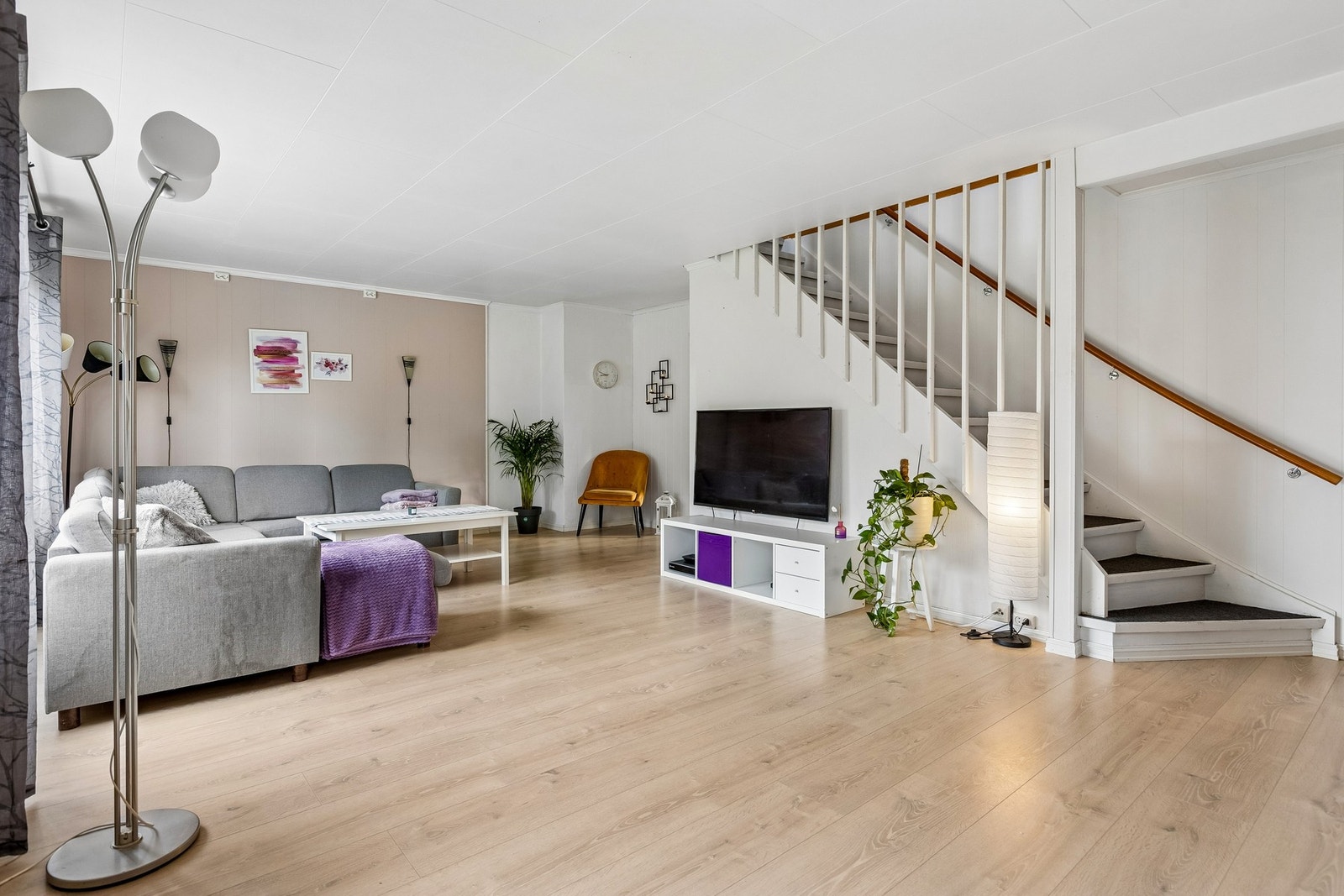 Stuen byr på god plass til hele familien. Galleribilde