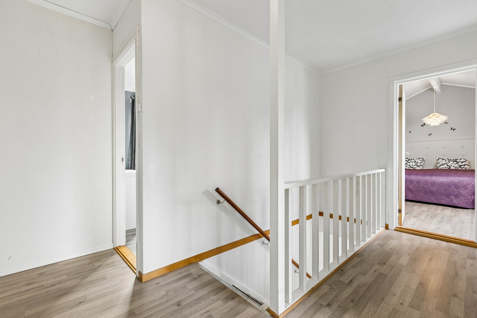 Lys gang i 2. etasje med adkomst til boligens fire soverom. Galleribilde