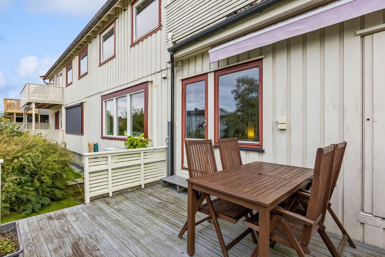Fra terrassen er det direkte trappenedgang til hagen foran boligen. Galleribilde