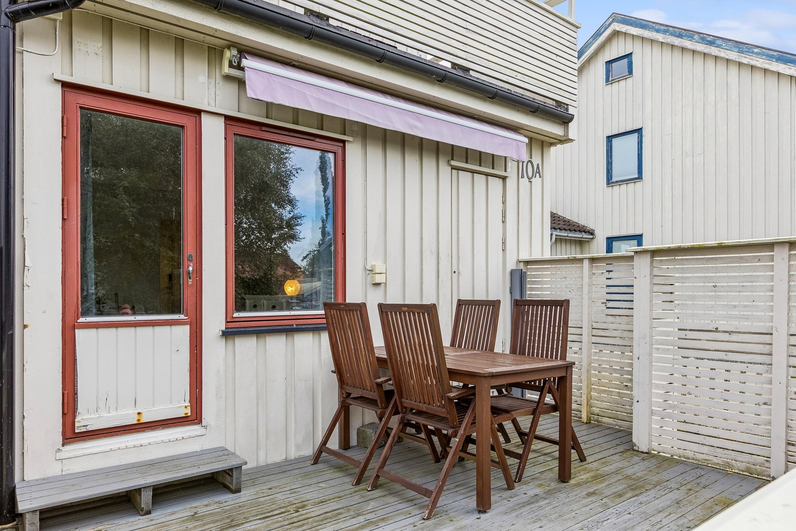 Skjermet terrasse på 13 kvm med god plass til utemøbler - perfekt for hyggelige stunder utendørs. Galleribilde