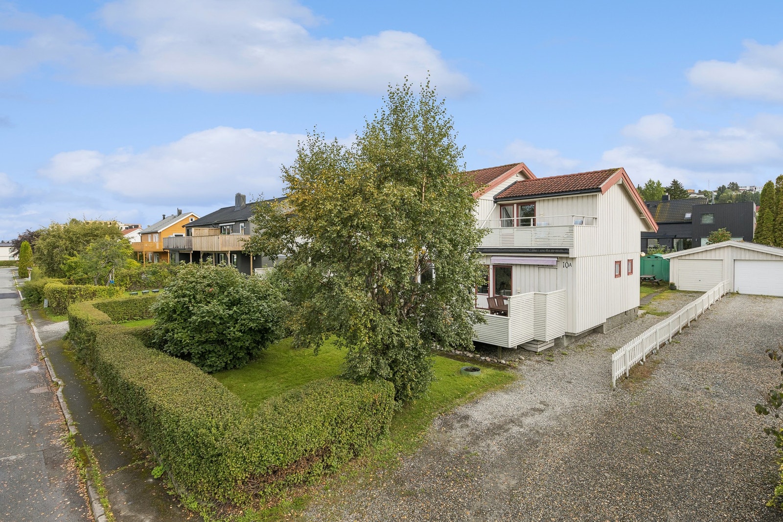 Boligen ligger i et etablert og barnevennlig boligområde med kort vei til det meste man trenger i hverdagen. Galleribilde