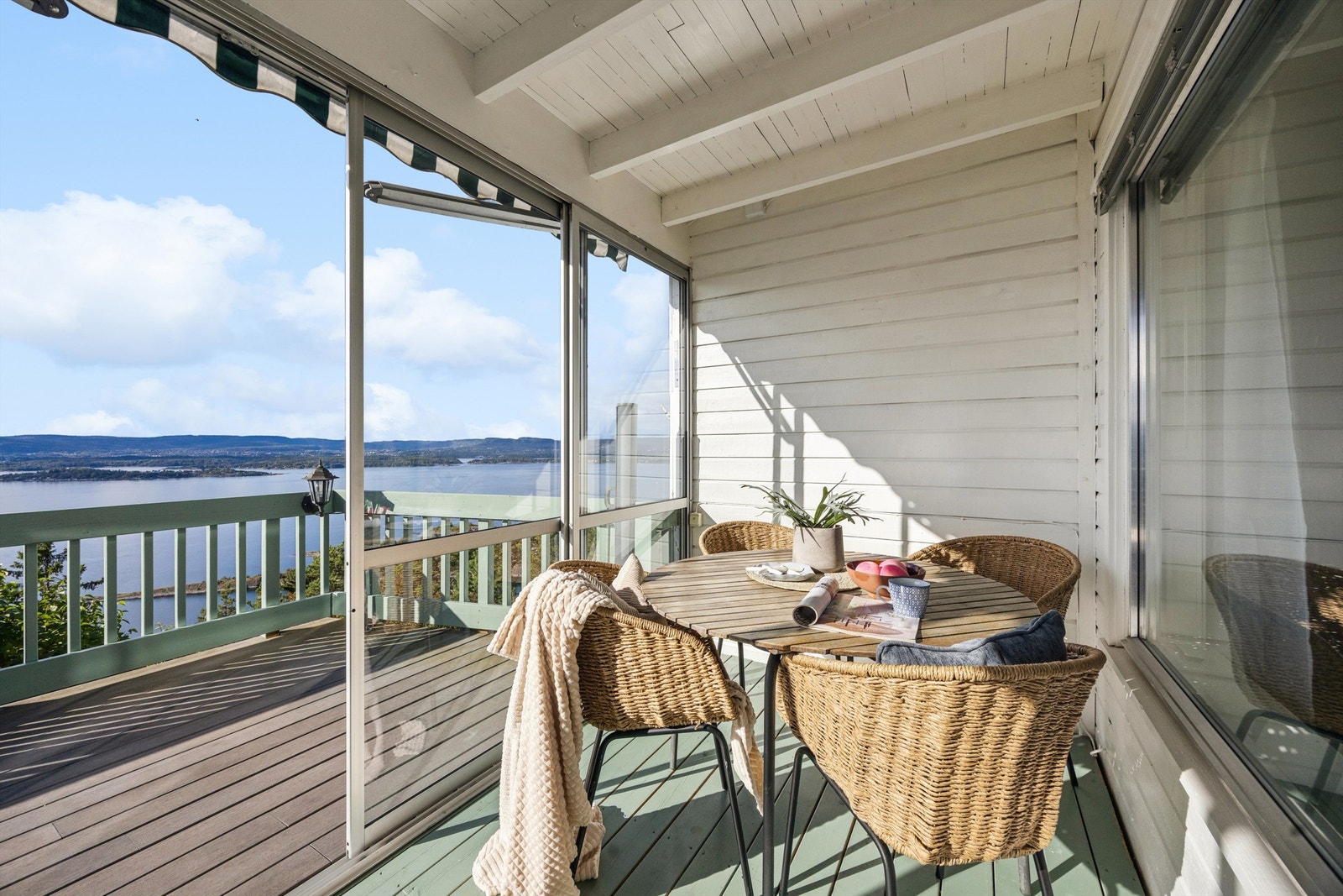 Fra stuen er det utgang til en innglasset terrasse med plass til både sofagruppe og et spisebord. Galleribilde