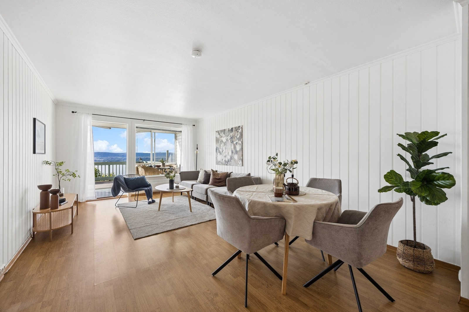 Stue og kjøkken i åpen løsning med god plass til både sofagruppe, spisegruppe og ønsket møblement. Galleribilde
